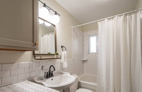Downtown Des Moines Casa | Stylish Large Home with King Bed Near East Village