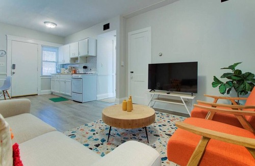 University Circle Apartamento | Stylish Little Italy Two Bedroom w/ Parking Space