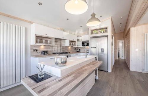 Windsor Casa | Stylish Lodge At Windsor Racecourse Marina