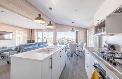 Windsor Casa | Stylish Lodge At Windsor Racecourse Marina