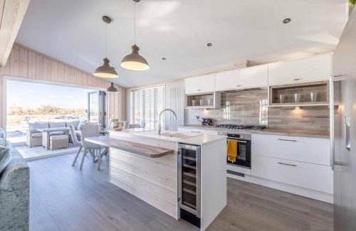 Windsor Casa | Stylish Lodge At Windsor Racecourse Marina