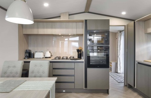 Mullacott Chalet De Esquí | Stylish Lodge with Parking nr Ilfracombe & Beaches