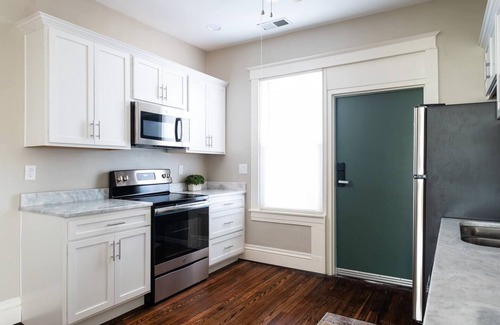 Highlands Douglass Apartamento | "Loft" recientemente renovado en el vecindario más vibrante de Louisville