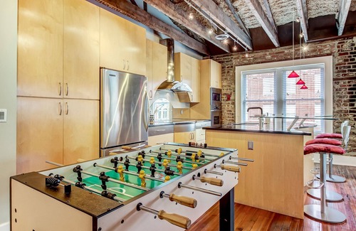 Yamacraw Village Apartamento | ¡Loft moderno y elegante en el corazón del centro de Savannah con estacionamiento!