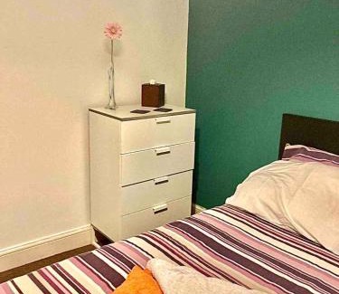 Finchley Church End Casa | Stylish London Living with Free Parking in Super Host 5 Star Home