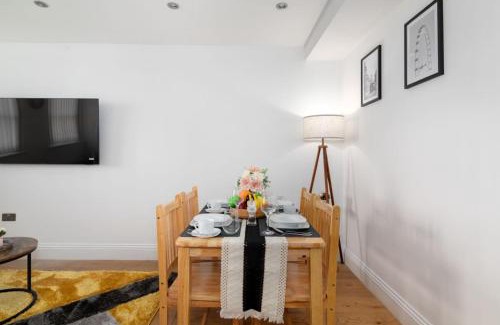 Weavers Apartamento | Stylish London Shoreditch Brick Lane Apartment Sleeps 4 with Balcony