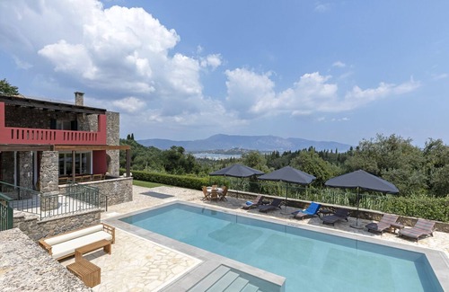 Vassilatika Villa | Elegante villa con vistas al mar y al mar Gouvia con 6 habitaciones con baño.