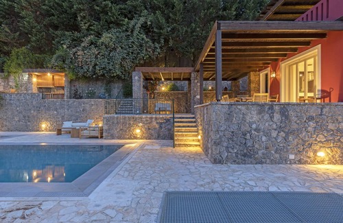 Vassilatika Villa | Elegante villa con vistas al mar y al mar Gouvia con 6 habitaciones con baño.