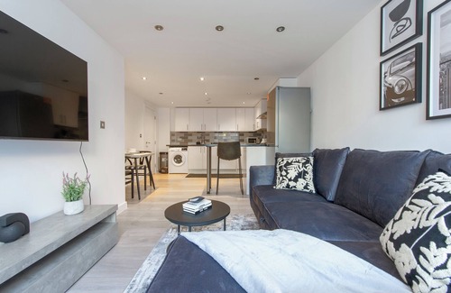 Little Holland Apartamento | Stylish Luxe Apartment in Crayford