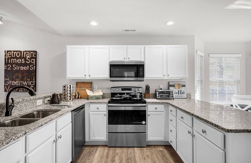 Northeast Raleigh Casa | Stylish Luxe One-Level Twnh Steps from Neuse Trail