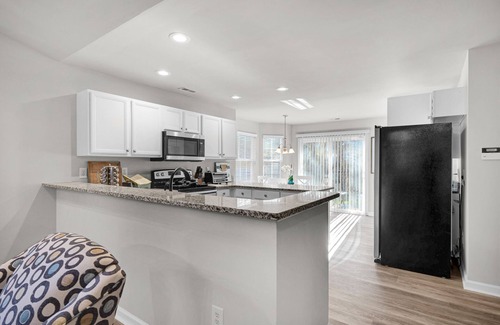 Northeast Raleigh Casa | Stylish Luxe One-Level Twnh Steps from Neuse Trail