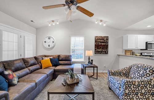 Northeast Raleigh Casa | Stylish Luxe One-Level Twnh Steps from Neuse Trail