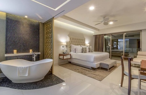 Cabo San Lucas Hotel | Stylish Luxury 3-BR Oceanfront Suite - AVAILABLE NOVEMBER 9-16, 2024