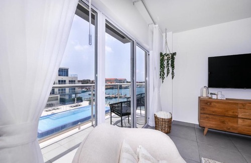 Oranjestad Apartamento | Stylish luxury condo, central location, ocean view, pool