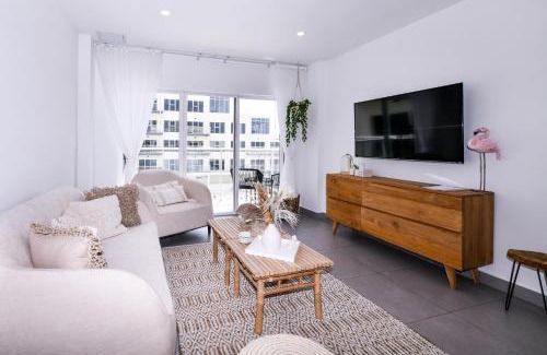 Oranjestad Apartamento | Stylish luxury condo, central location, ocean view, pool
