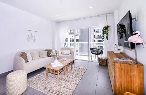 Oranjestad Apartamento | Stylish luxury condo, central location, ocean view, pool