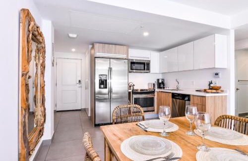 Oranjestad Apartamento | Stylish luxury condo, central location, ocean view, pool