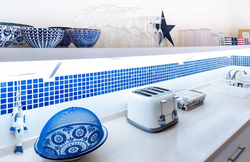 Porters Villa | Villa de lujo junto a la piscina cerca de la playa. Interior contemporáneo Dos habitaciones con baño.