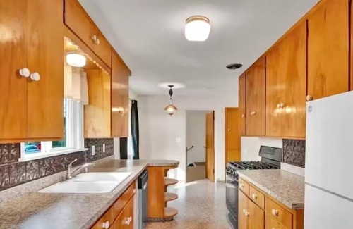 Northeast Neighbors Casa | Stylish MCM - 1 hour from Oregon Coast