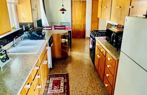 Northeast Neighbors Casa | Stylish MCM - 1 hour from Oregon Coast