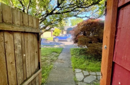 Northeast Neighbors Casa | Stylish MCM - 1 hour from Oregon Coast