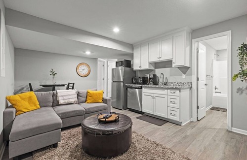 Grandview Casa | Stylish MidModern 1 Bed Apartment - Lower Level/Private Entrance