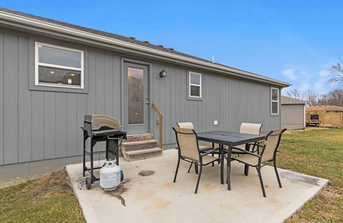 Grandview Casa | Stylish MidModern 1 Bed Apartment - Lower Level/Private Entrance