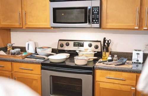 Arcadia Apartamento | Stylish mill loft w/ 2 king beds, gym & pool