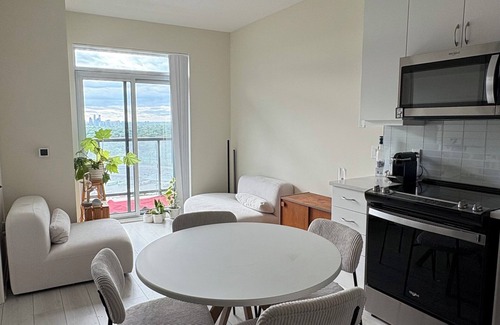 Humber Bay Casa | Stylish Minimalist Tiny Stay, 5 minutes walk to lakeshore