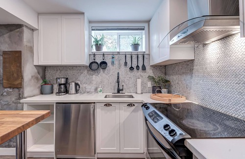 Parkdale Casa | Stylish Modern 2 Bdrm Apartment Near Lake Ontario