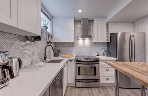 Parkdale Casa | Stylish Modern 2 Bdrm Apartment Near Lake Ontario