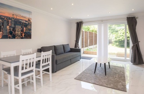 Langley Marish Apartamento | Stylish Modern 4 SLR Flat Free Parking