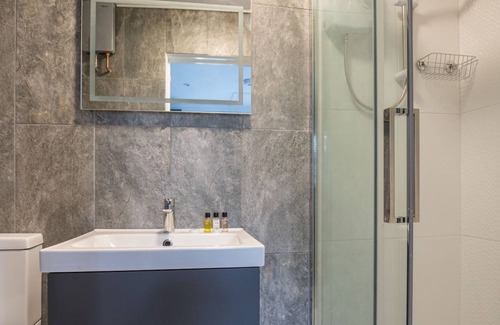 Langley Marish Apartamento | Stylish Modern 4 SLR Flat Free Parking