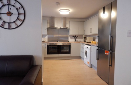 Cambridge Cabina | Stylish, modern and well located en-suite room with parking