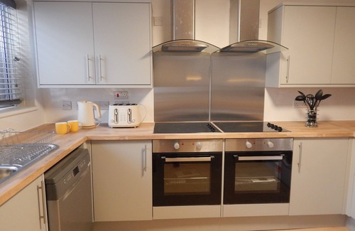 Cambridge Cabina | Stylish, modern and well located en-suite room with parking