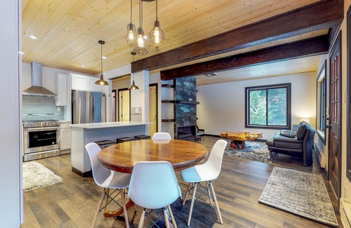 Cle Elum Cabina | Elegante cabaña cerca del arroyo y la ciudad con comodidades modernas y un entorno tranquilo.