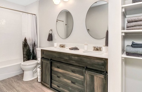 Mars Hill Apartamento | Stylish modern comfort meets old-school charm in this gorgeos 1930s schoolhouse.