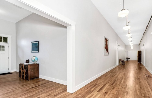 Mars Hill Apartamento | Stylish modern comfort meets old-school charm in this gorgeos 1930s schoolhouse.
