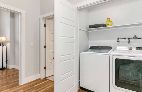 Mars Hill Apartamento | Stylish modern comfort meets old-school charm in this gorgeos 1930s schoolhouse.