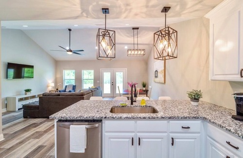 Dothan Casa | Stylish & Modern Dothan Getaway Mins to Downtown!
