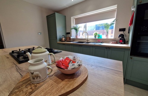 Cwmtaf Casa | Stylish & Modern 7 Bedroom house