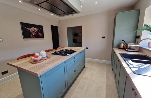 Cwmtaf Casa | Stylish & Modern 7 Bedroom house