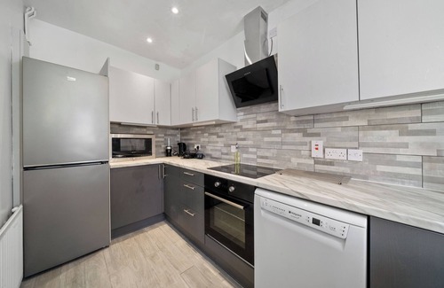 Bensham Manor Casa | Stylish Modern 3 Bedroom Home in London with a Garden