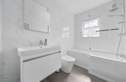 Bensham Manor Casa | Stylish Modern 3 Bedroom Home in London with a Garden