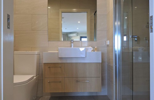 Windsor Hotel | Stylish, modern king hotel room in Brisbane