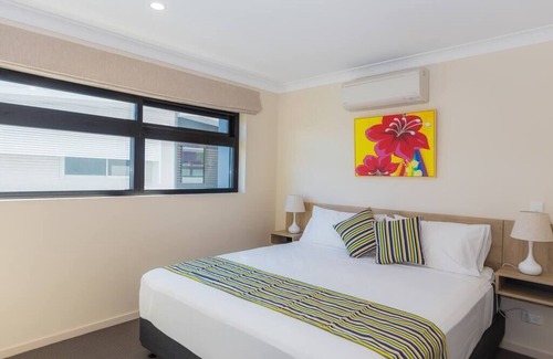 Windsor Hotel | Stylish, modern king hotel room in Brisbane