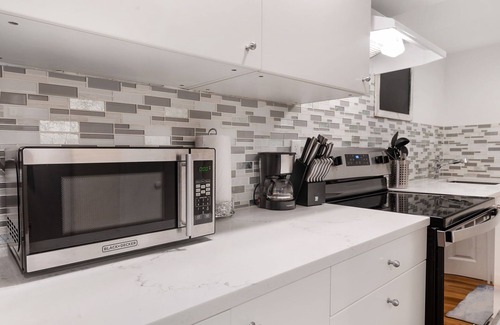 Squire Park Apartamento | Stylish Modern Oasis in the City, South Capitol Hill - Very Walkable