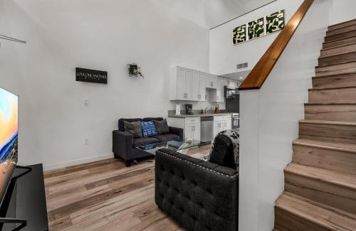 Wilshire Apartamento | Stylish Modern one Bedroom Hollywood Loft With in unite washer dryer & Balcony