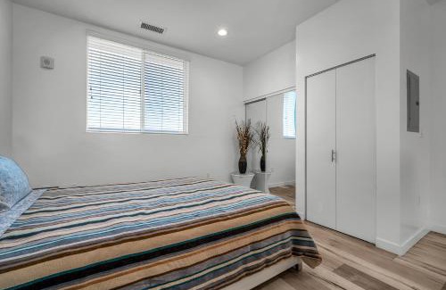 Wilshire Apartamento | Stylish Modern one Bedroom Hollywood Loft With in unite washer dryer & Balcony