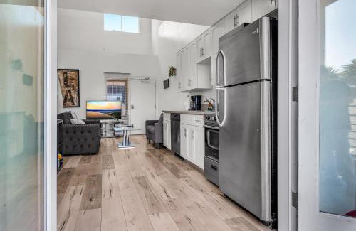 Wilshire Apartamento | Stylish Modern one Bedroom Hollywood Loft With in unite washer dryer & Balcony